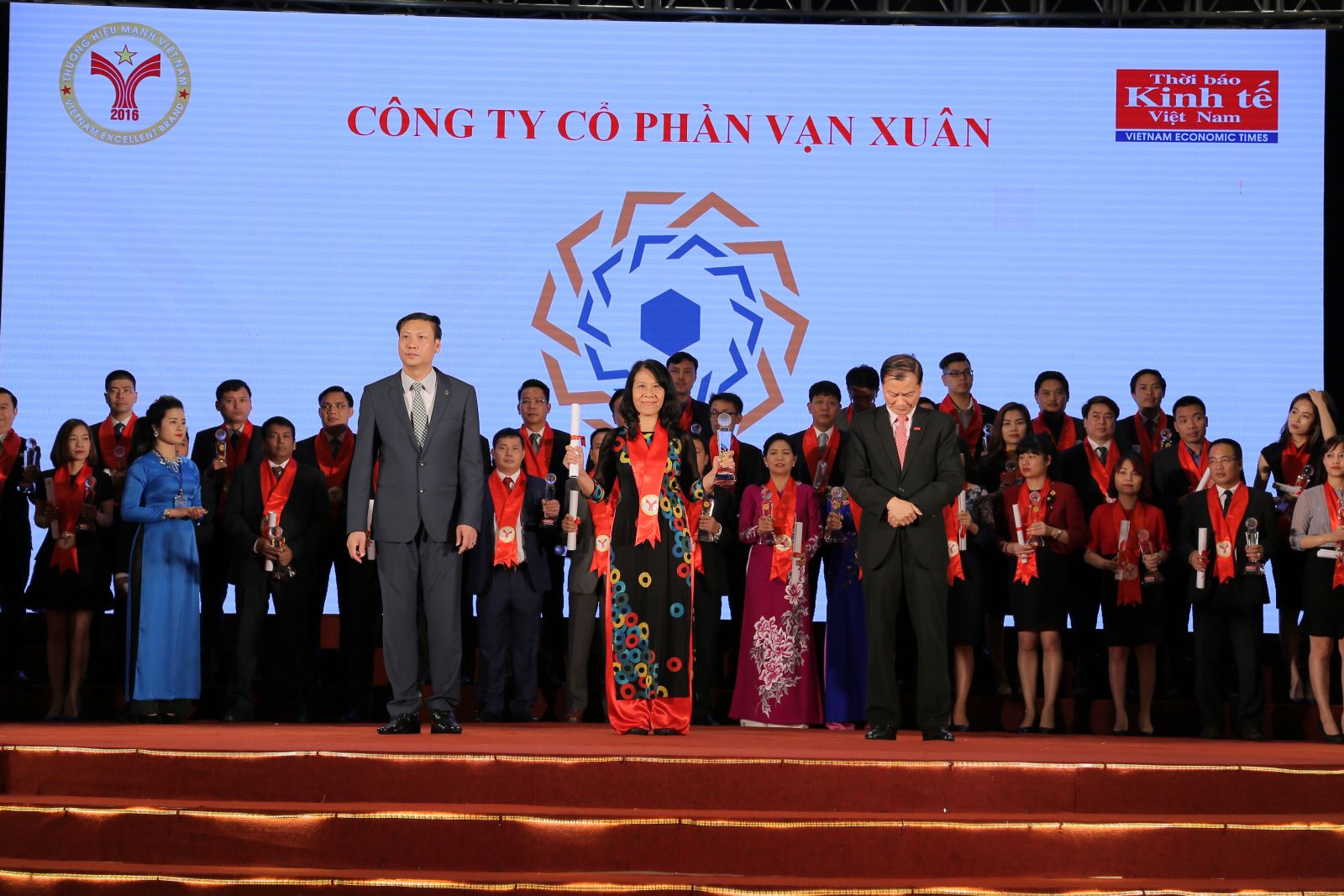 Vạn Xuân nhận giải thưởng tại Liên hoan doanh nghiệp Rồng Vàng và Thương hiệu mạnh Việt Nam 2016-2017 
